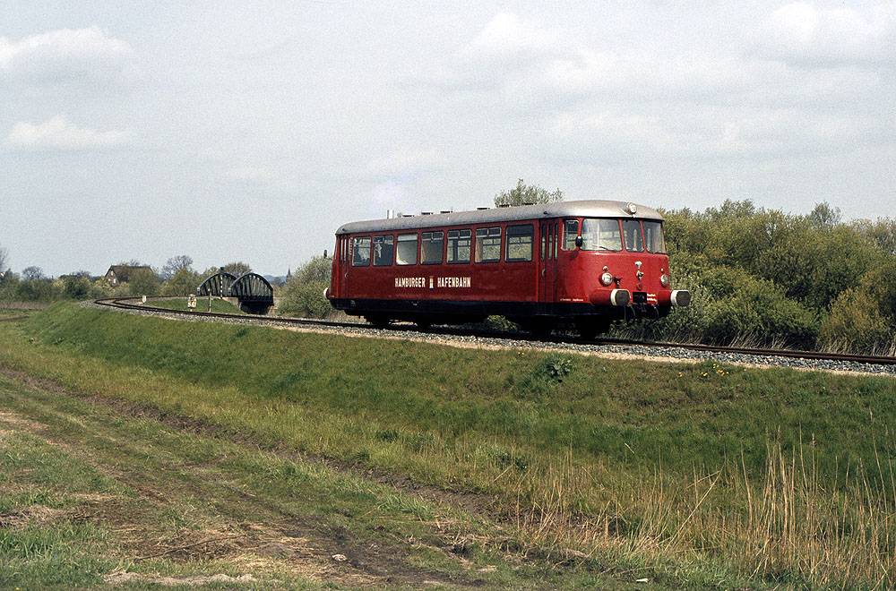 https://www.eisenbahnfotograf.de/datei/Mai 1981/920235 HB VT4.42 Finkenwerder 4.5.1981.jpg